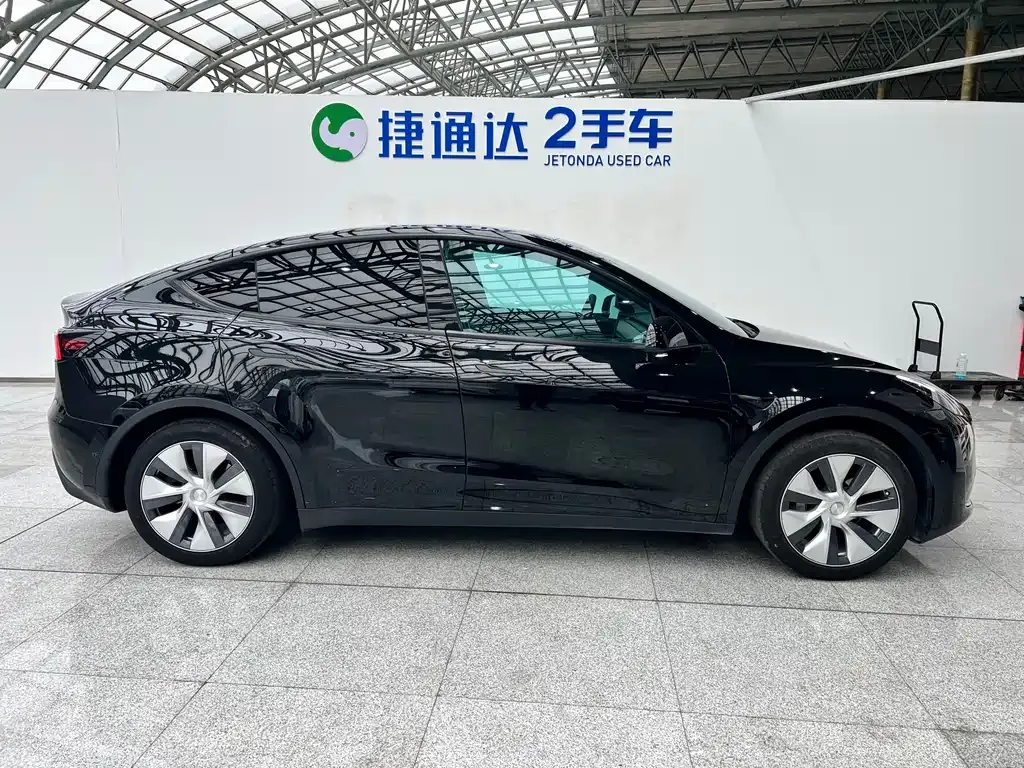 Tesla Model Y — фото 10