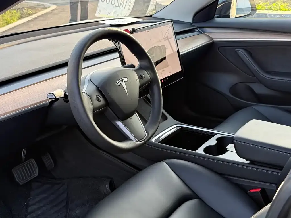 Tesla Model 3 — фото 9