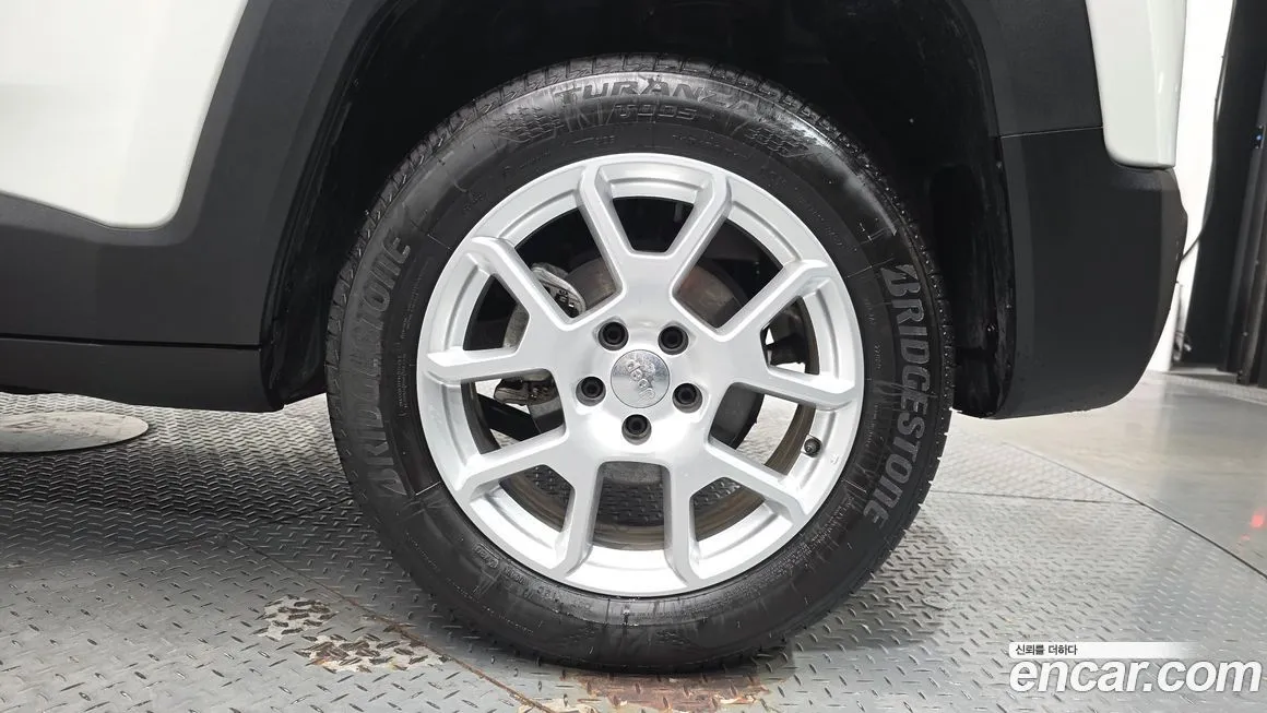 Jeep Renegade — фото 10
