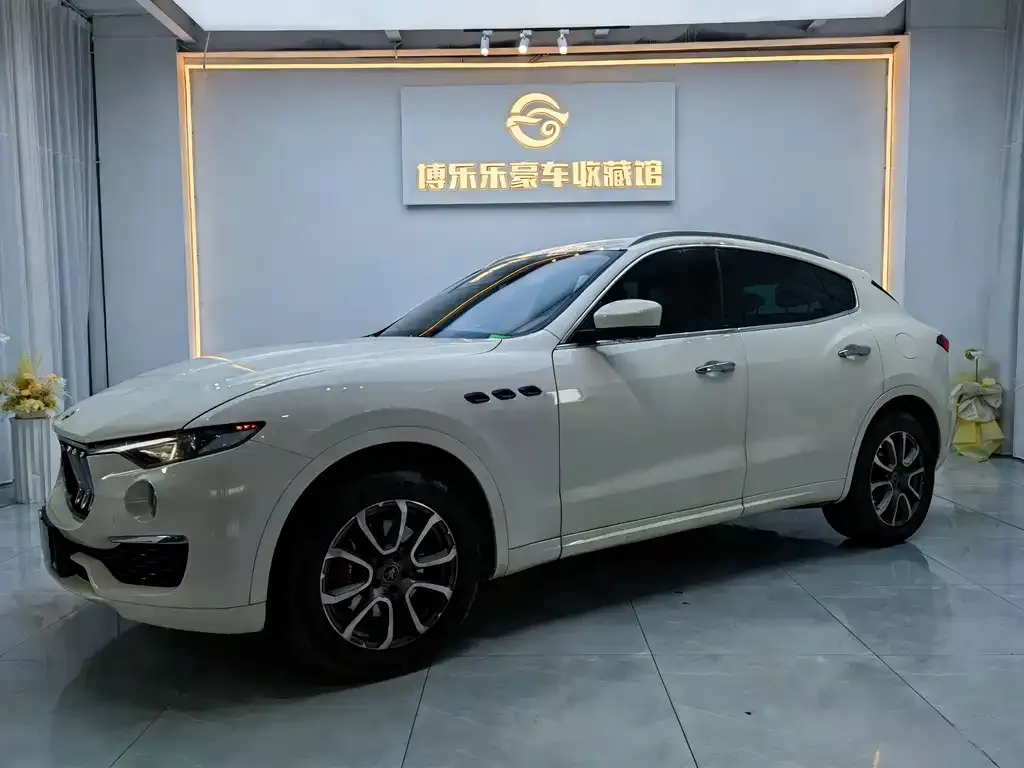 Maserati Levante — фото 1