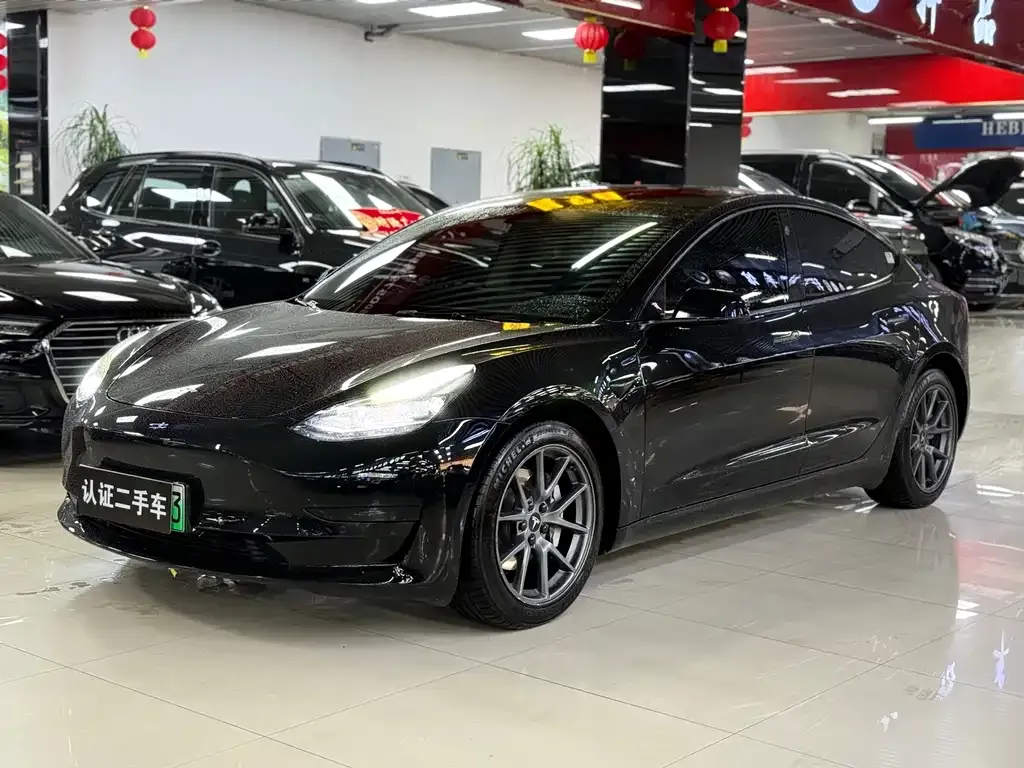 Tesla Model 3 — фото 1
