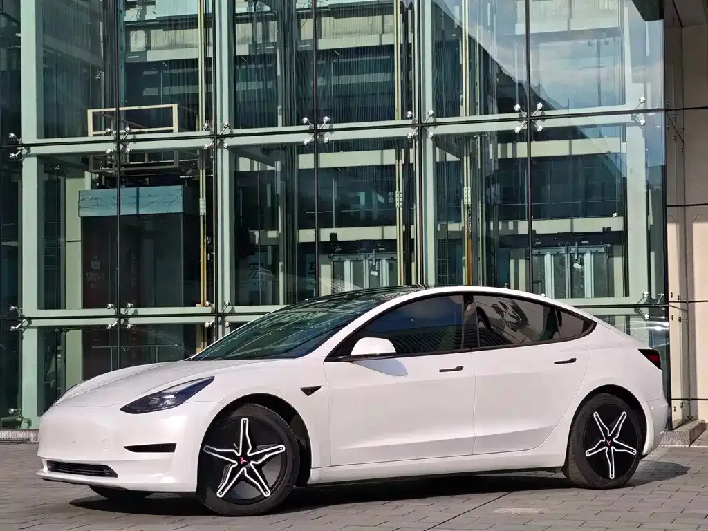Tesla Model 3 — фото 3