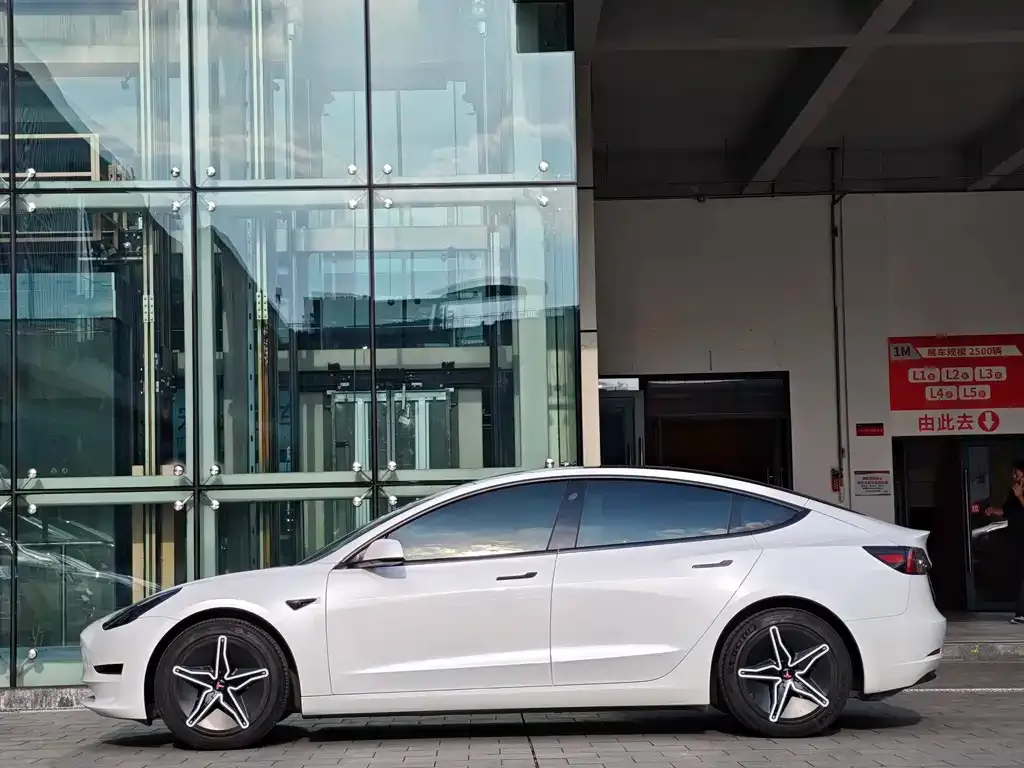 Tesla Model 3 — фото 7