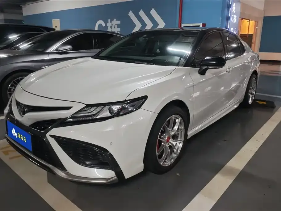 Toyota Camry — фото 1