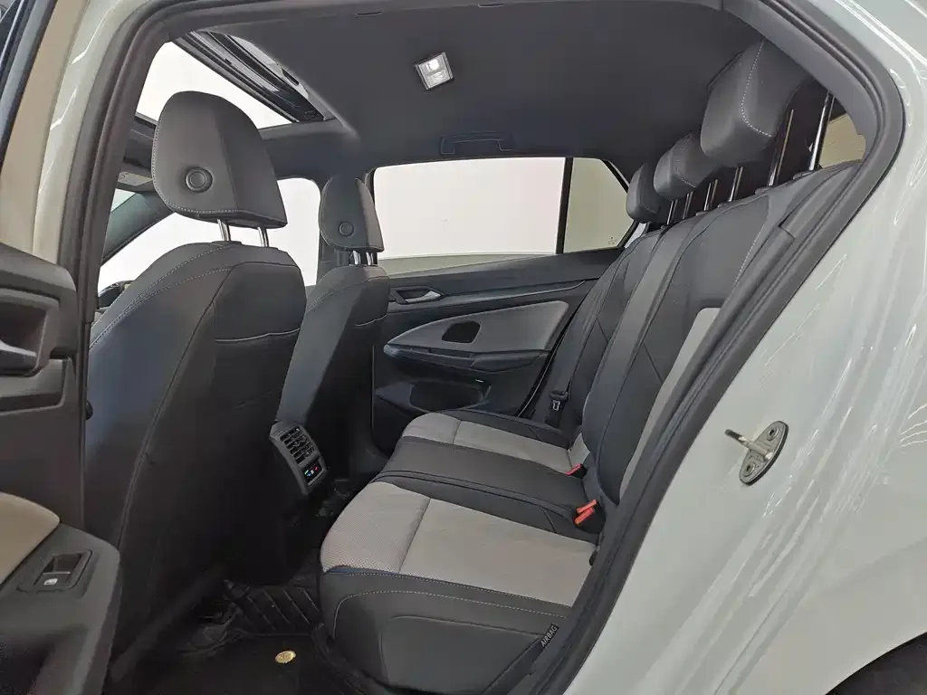 Volkswagen Golf 2024 из CN, фото 3