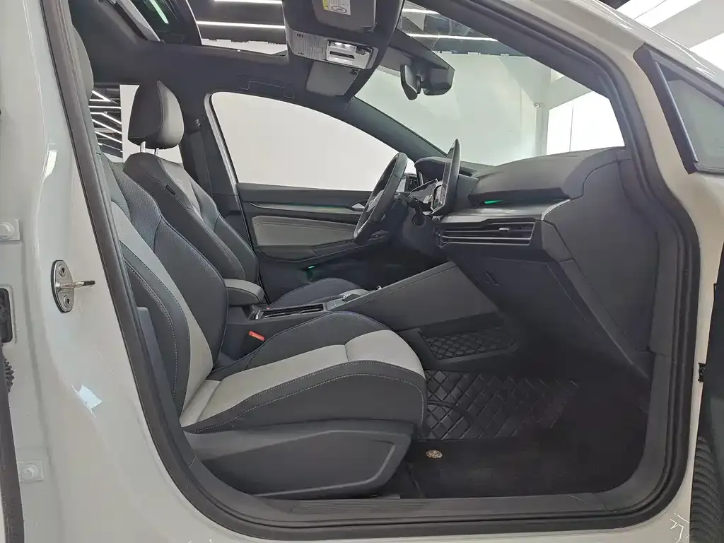 Volkswagen Golf 2024 из CN, фото 4