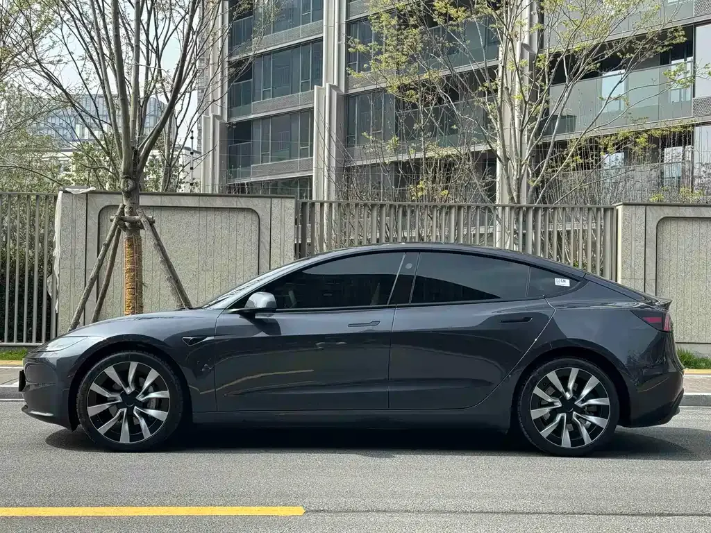 Tesla Model 3 — фото 3