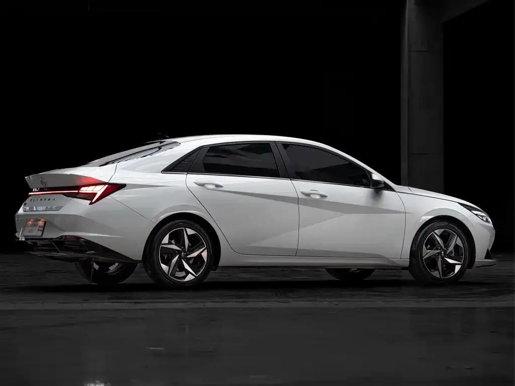 Hyundai Elantra — фото 10