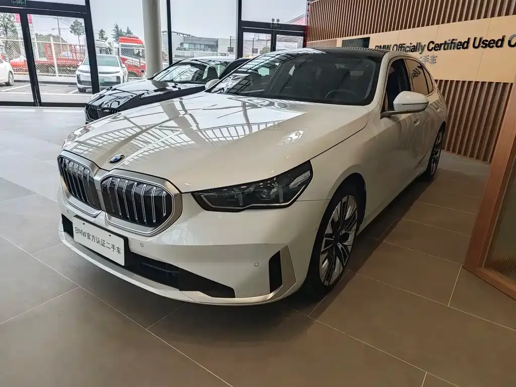 BMW 5 Series — фото 1