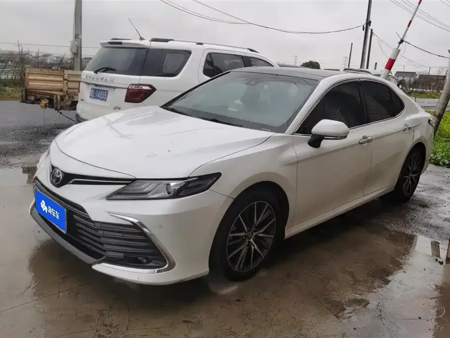 Toyota Camry — фото 1