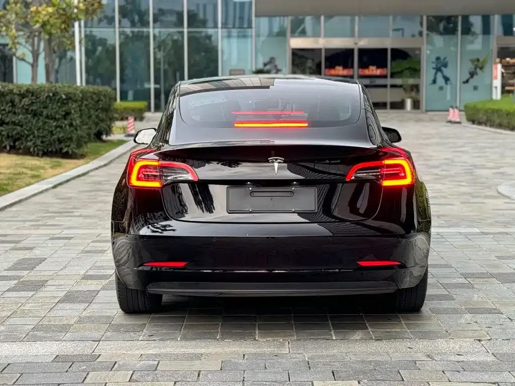 Tesla Model 3 — фото 7