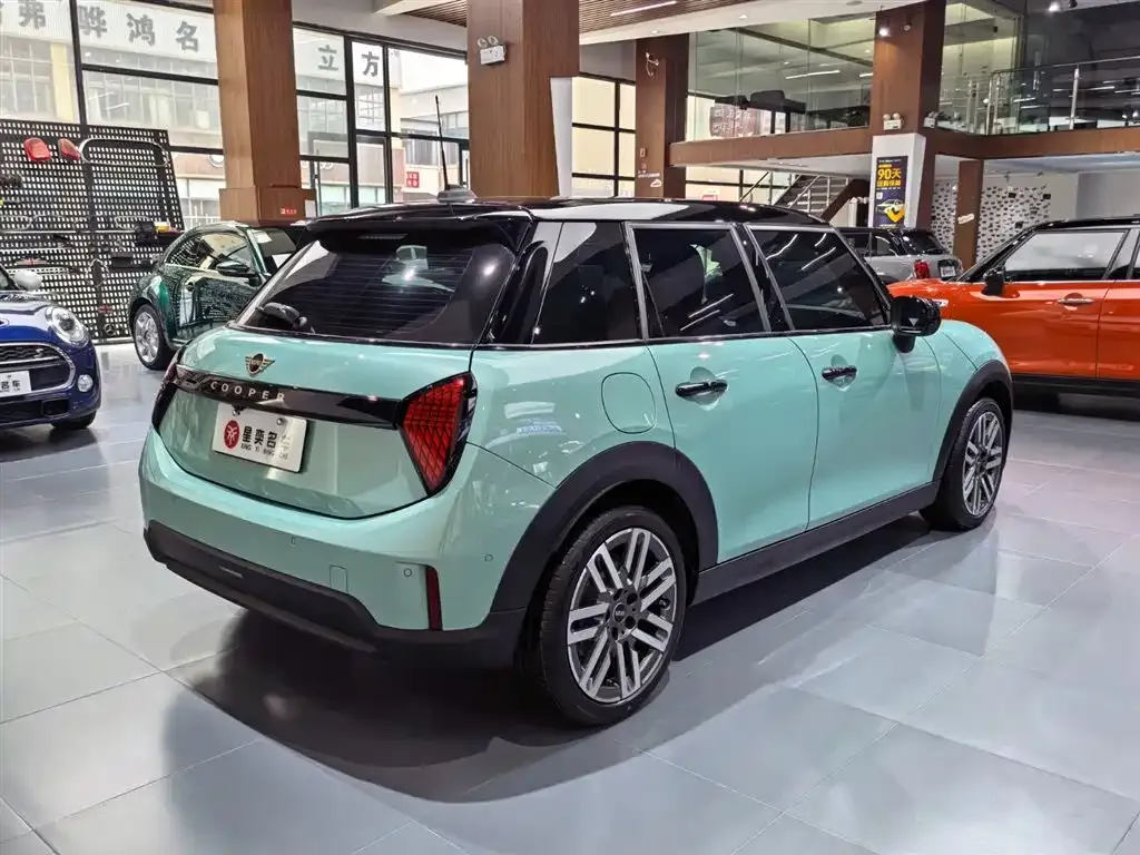 MINI Cooper (3-door) 2025 из CN, фото 2