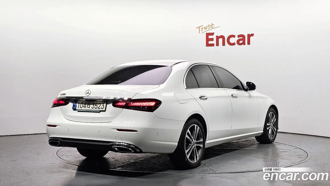 Mercedes-Benz E-Class — фото 2