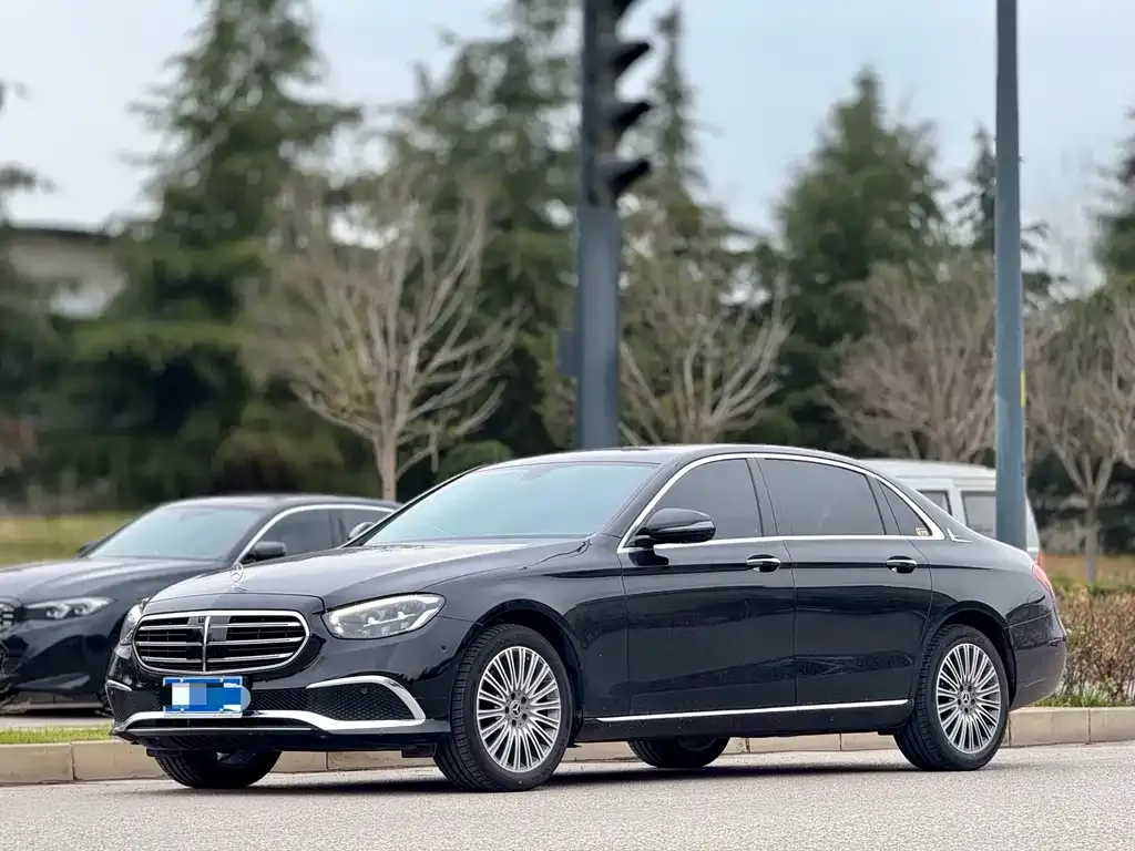 Mercedes-Benz E-Class — фото 1