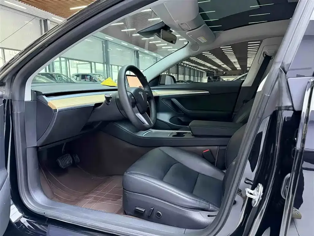 Tesla Model 3 — фото 4