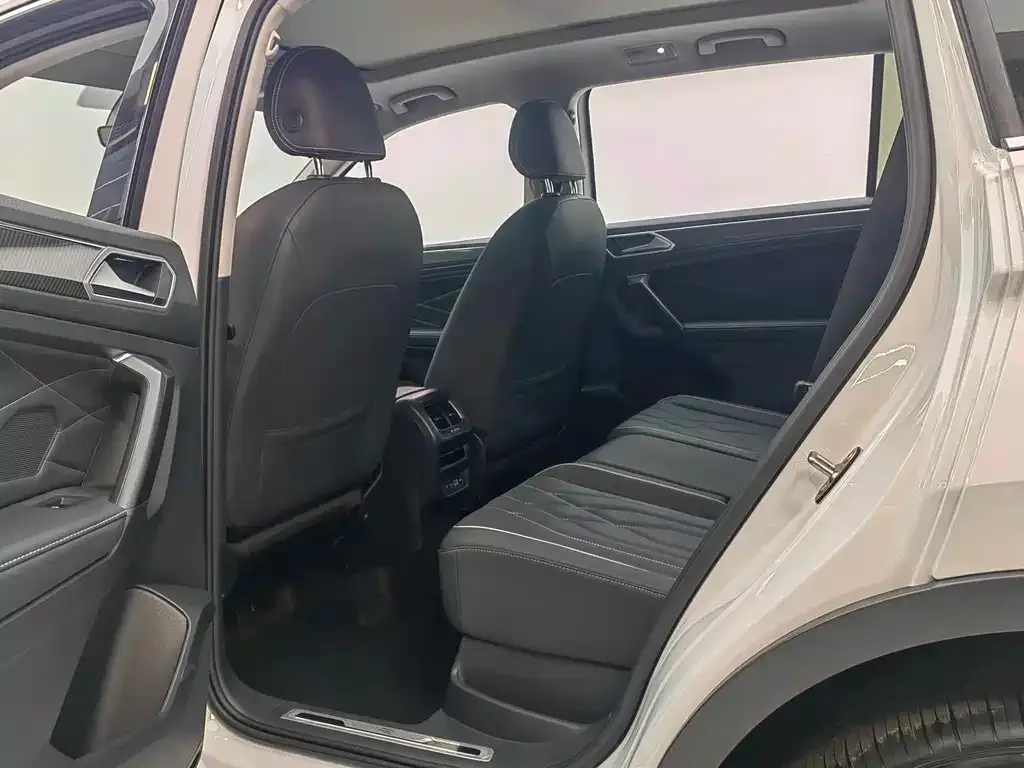 Volkswagen Tiguan L 2023 из CN, фото 7