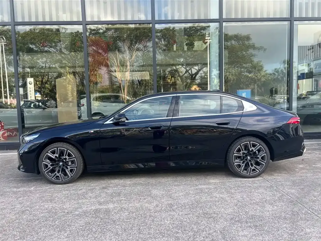 BMW 5 Series — фото 10
