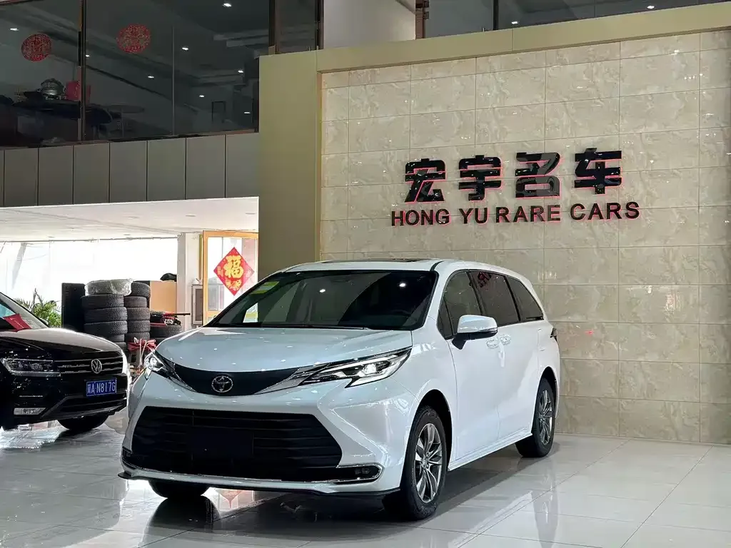 Toyota Sienna — фото 1