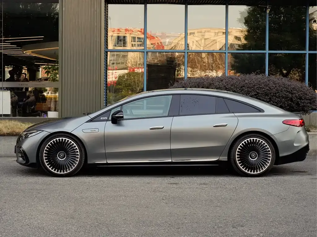Mercedes-Benz EQS AMG — фото 9