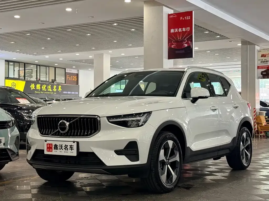 Volvo XC40 — фото 1