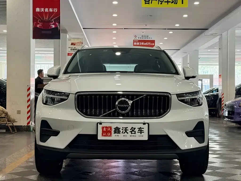 Volvo XC40 — фото 8