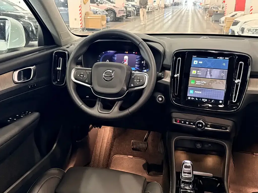 Volvo XC40 — фото 10