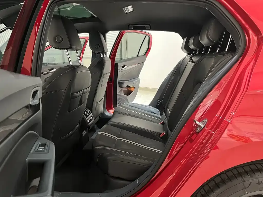 Volkswagen Golf 2021 из CN, фото 2