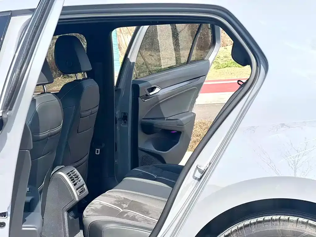 Volkswagen Golf 2024 из CN, фото 2