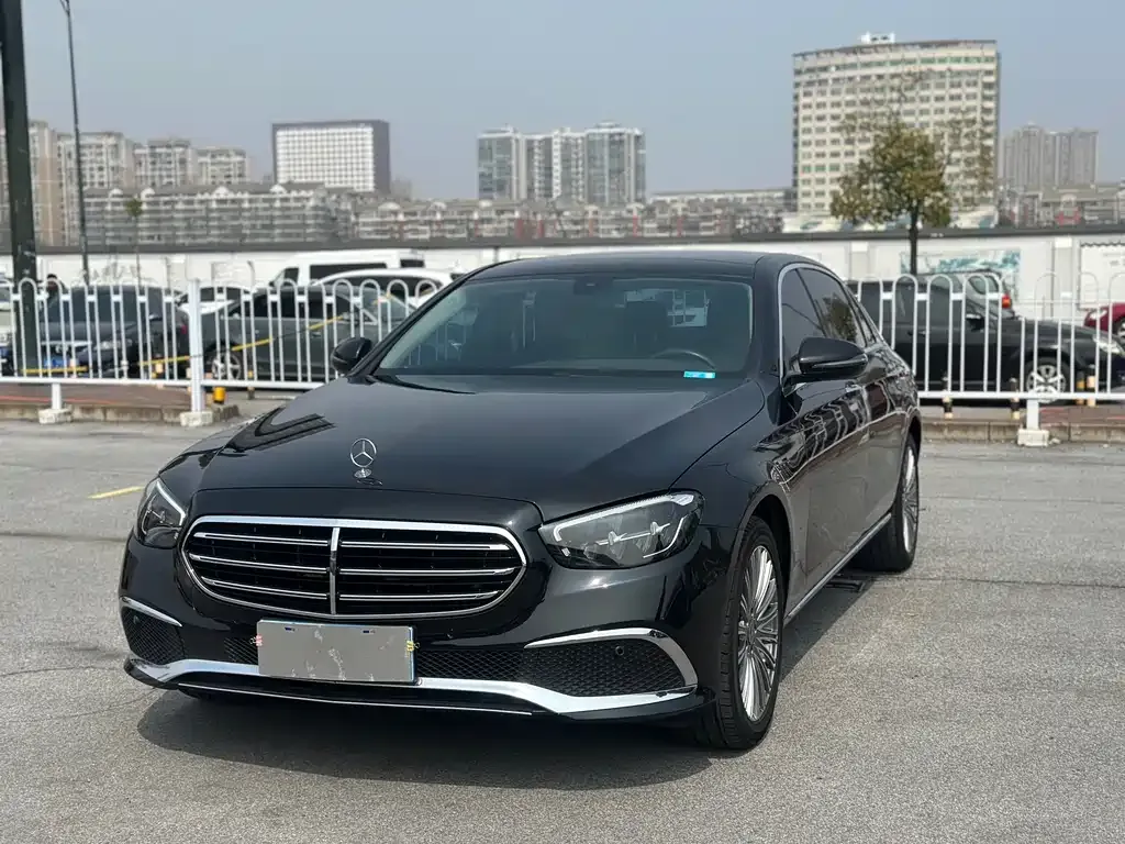 Mercedes-Benz E-Class — фото 1