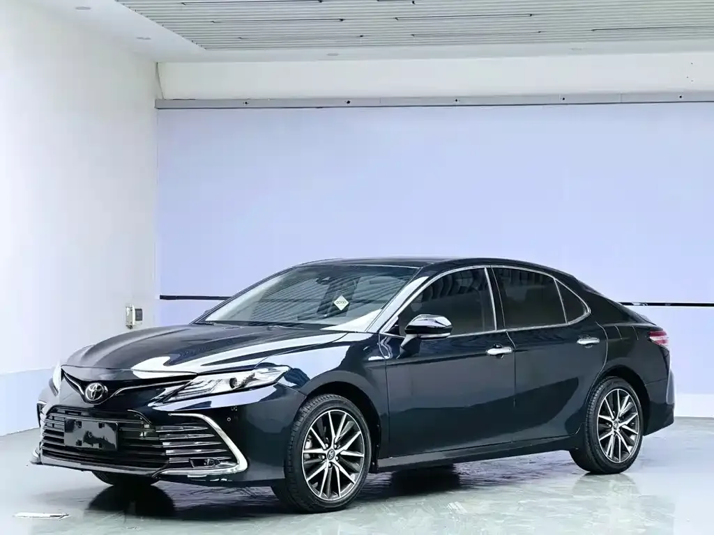 Toyota Camry — фото 1