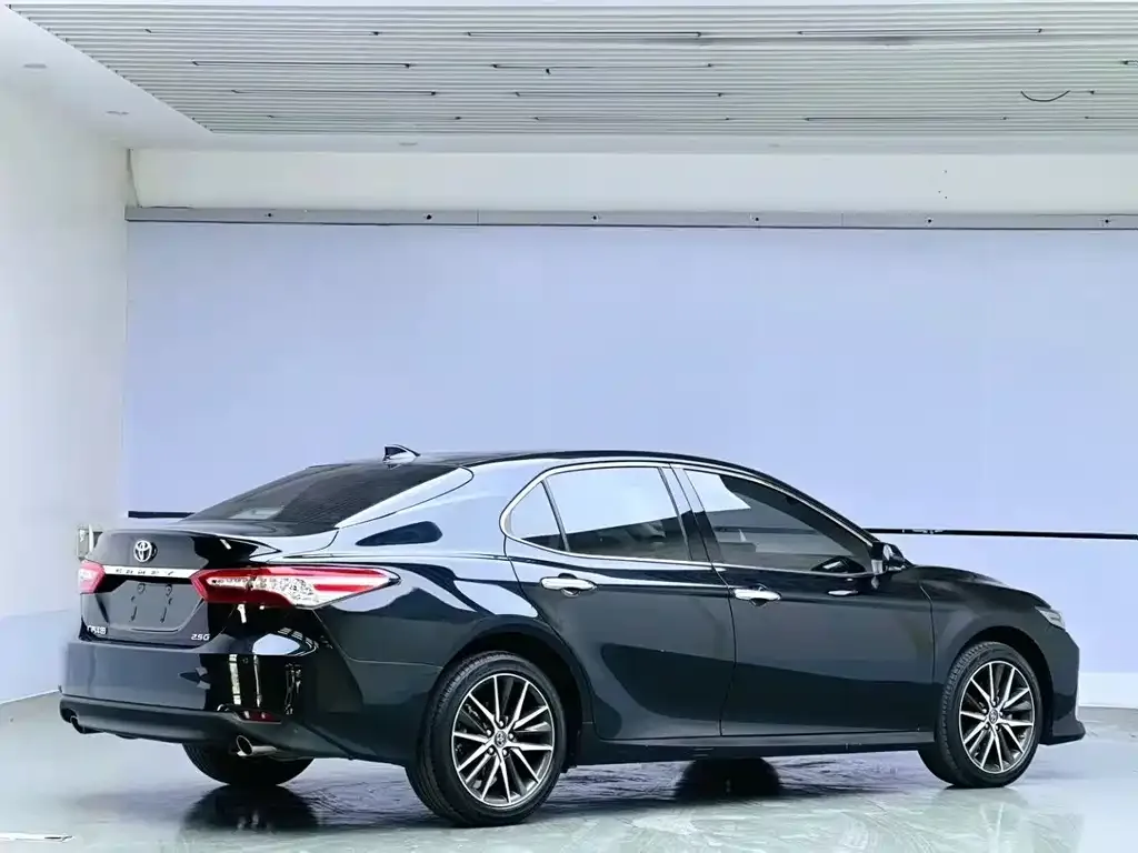 Toyota Camry — фото 2