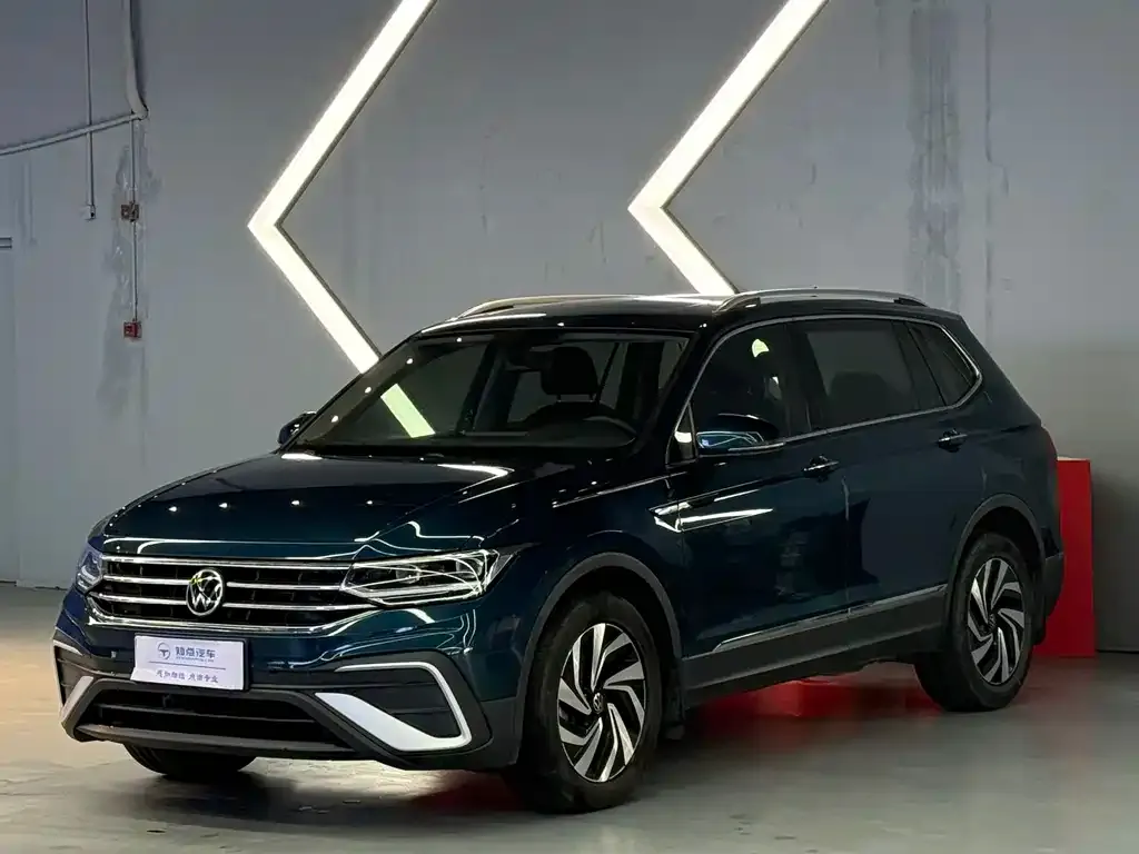 Volkswagen Tiguan L — фото 1