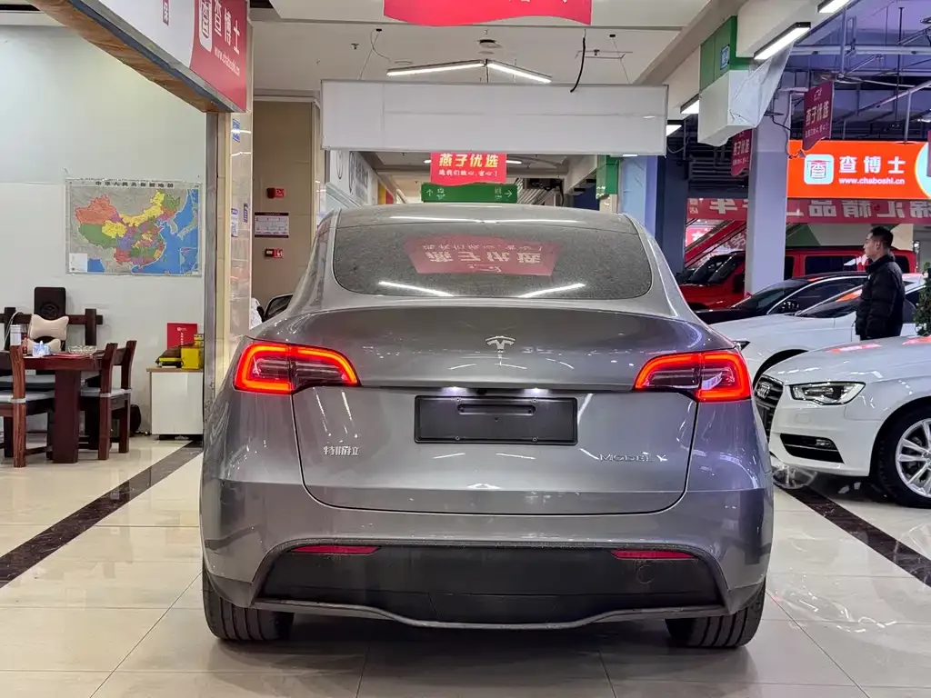 Tesla Model Y — фото 10
