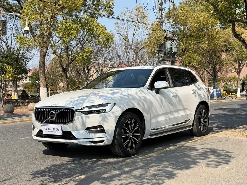 Volvo XC60 — фото 1