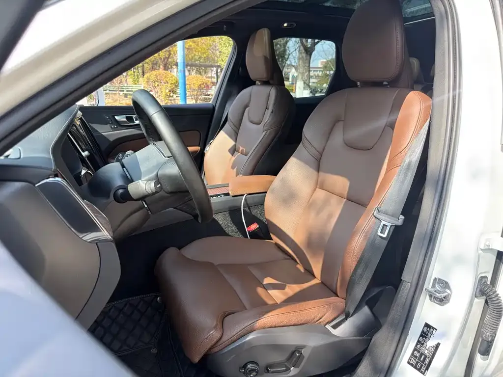Volvo XC60 — фото 2
