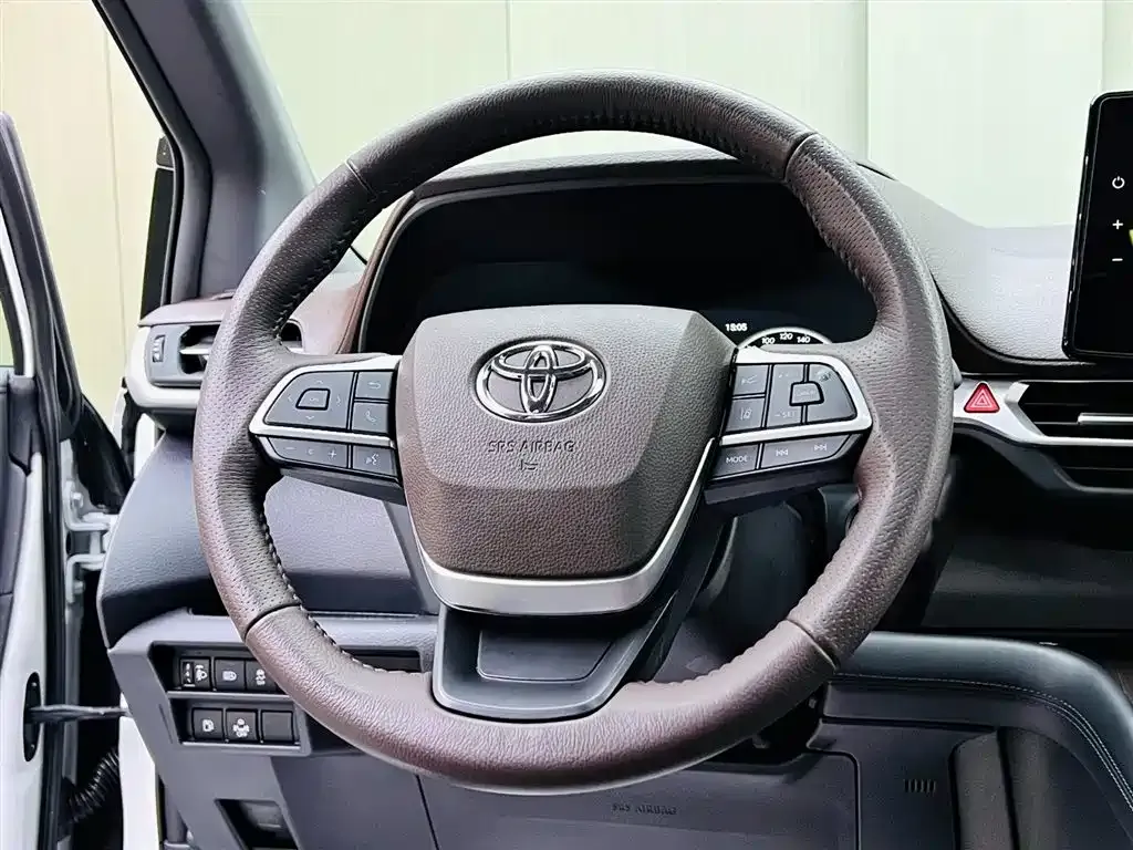 Toyota Granvia — фото 2