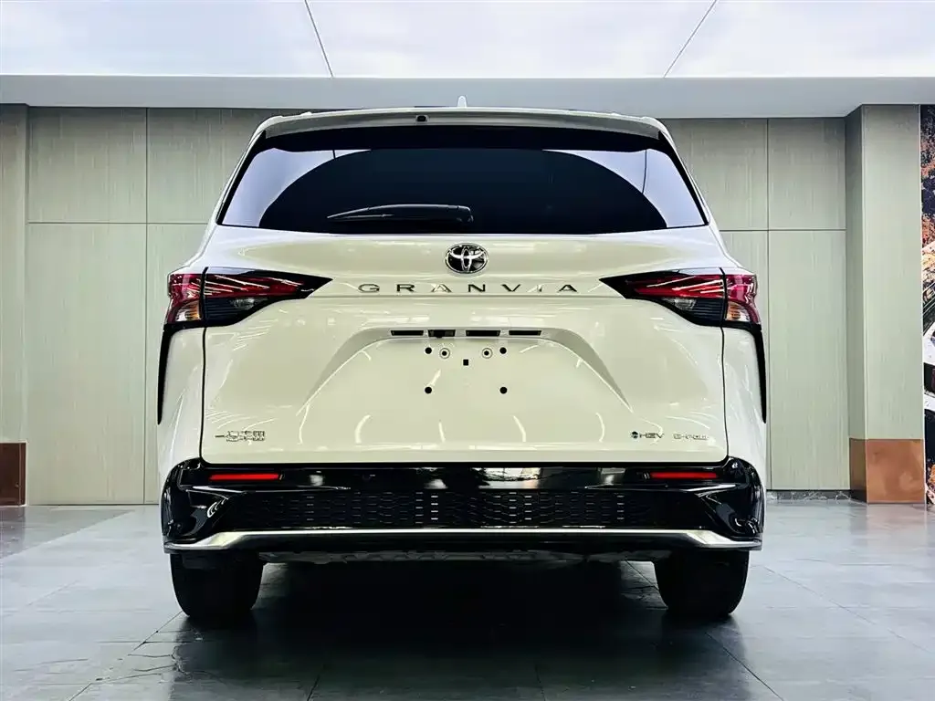 Toyota Granvia — фото 6