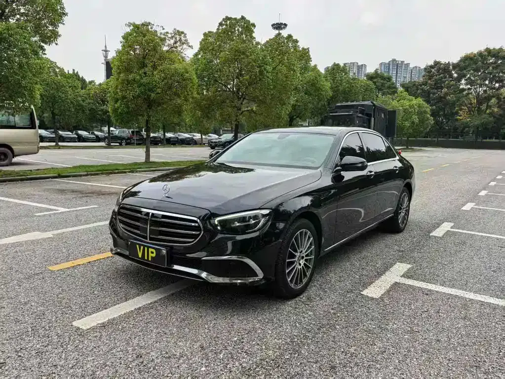 Mercedes-Benz E-Class — фото 1