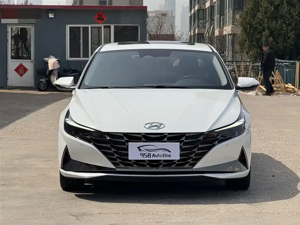 Hyundai Elantra — фото 1