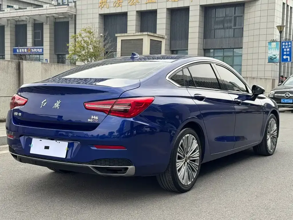 Hongqi H5 — фото 9