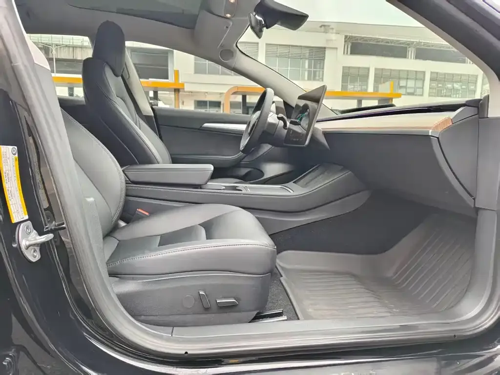 Tesla Model 3 — фото 4