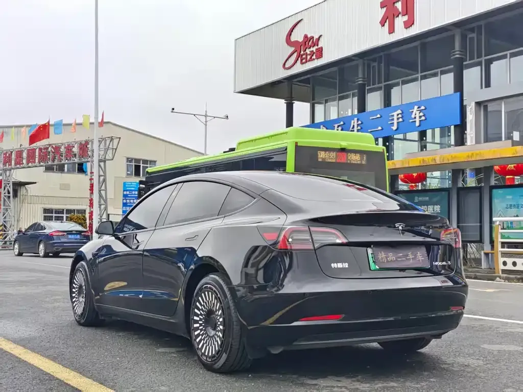 Tesla Model 3 — фото 5