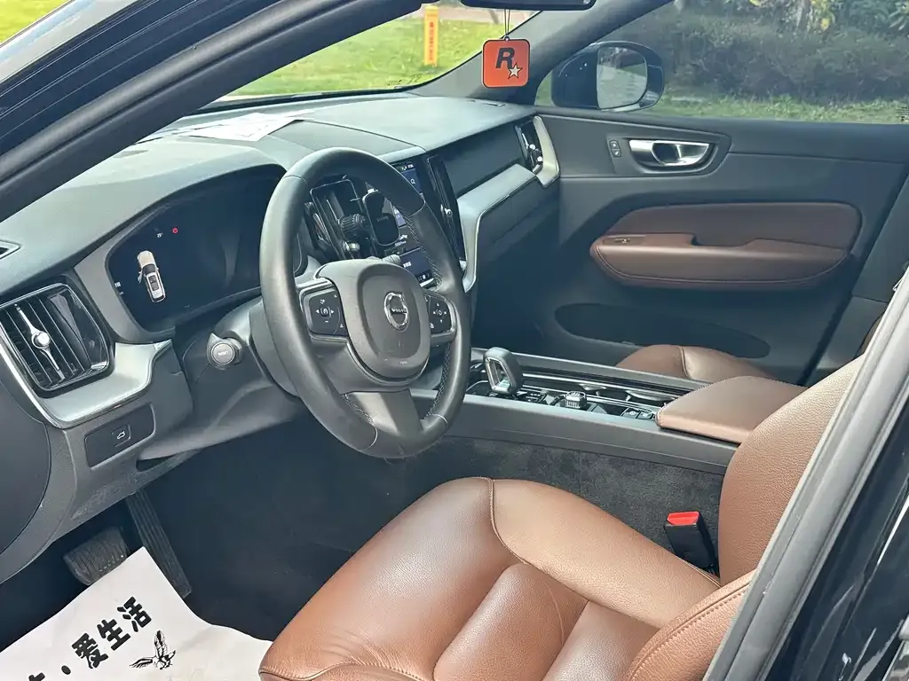 Volvo XC60 2023 из CN, фото 2