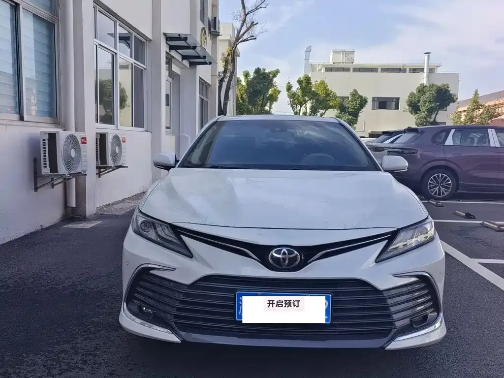 Toyota Camry — фото 1