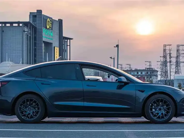 Tesla Model 3 — фото 4