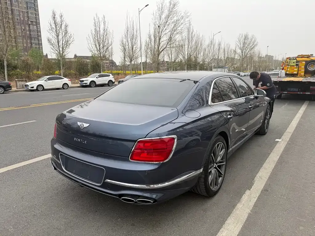 Bentley Flying Spur PHEV — фото 5
