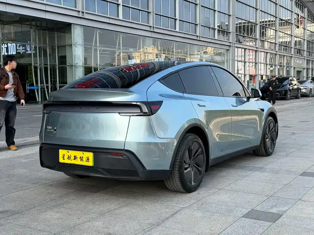 Tesla Model Y — фото 10