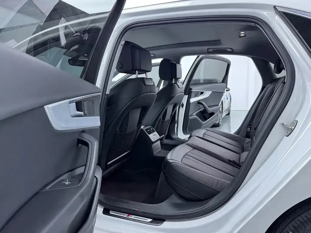 Audi A4L 2022 из CN, фото 3
