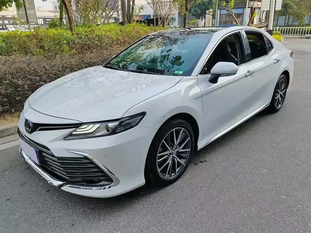 Toyota Camry — фото 1