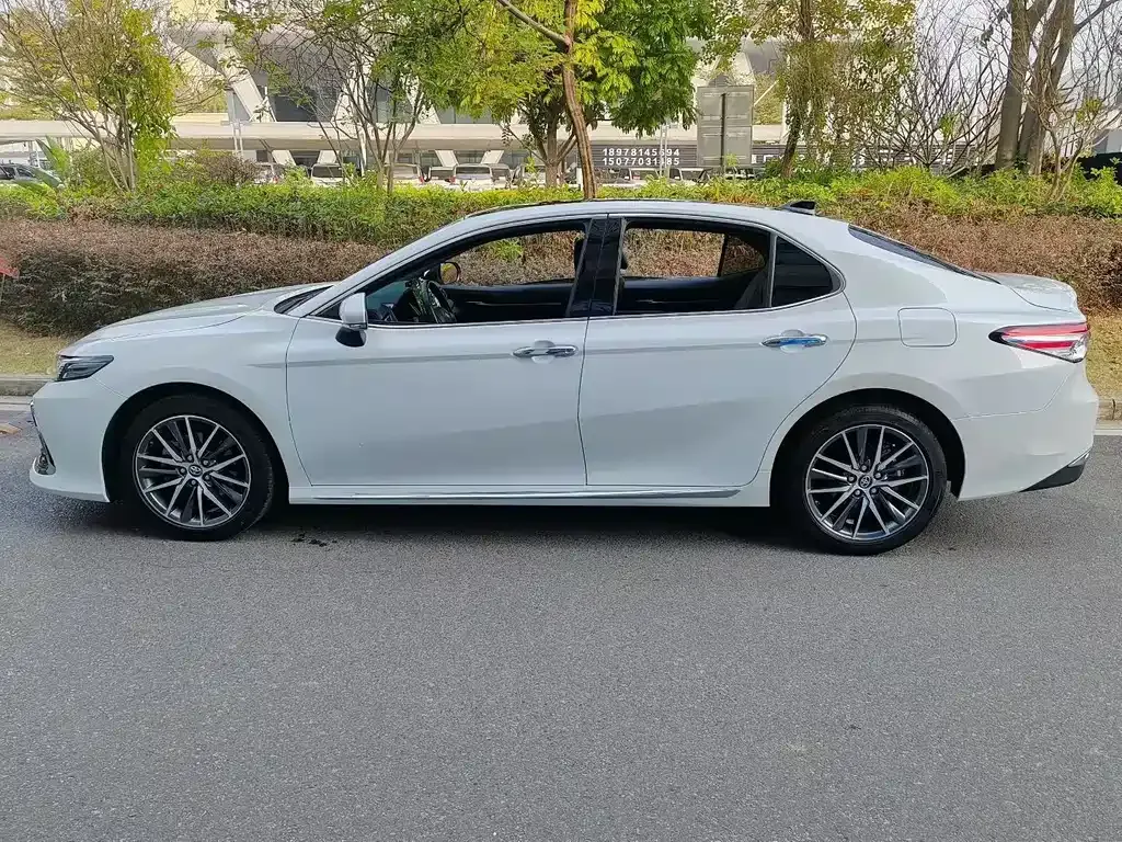 Toyota Camry — фото 8